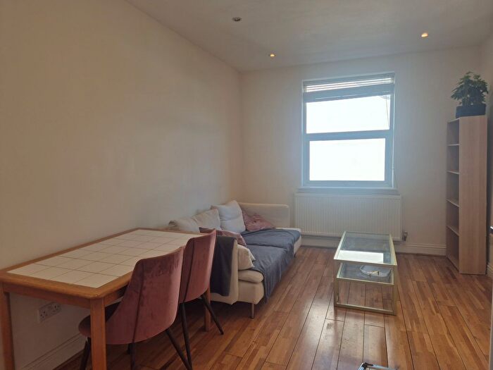 2 Bedroom Flat To Rent In East End Road, London, N2