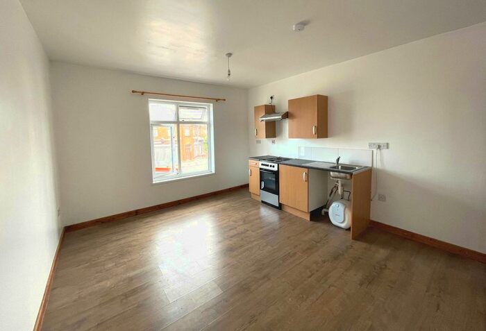 1 Bedroom Flat To Rent In Long Lane, Halesowen, West Midlands B62