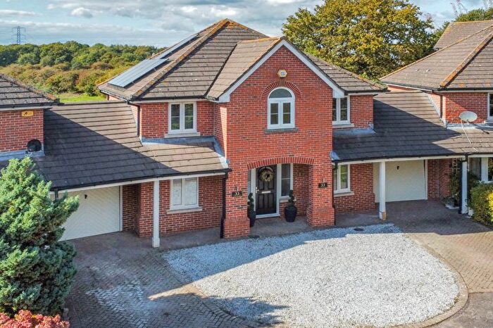 4 Bedroom Link Detached House For Sale In Admiralty Way, Marchwood, Southampton, SO40