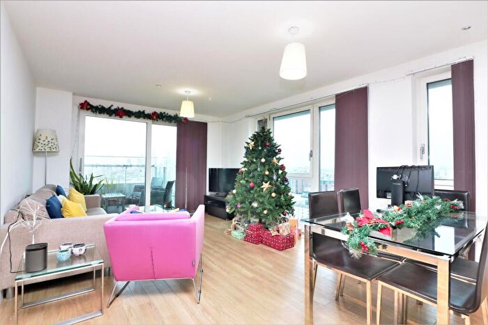 3 Bedroom Apartment To Rent In Marner Point, Jefferson Plaza, Bow, E3