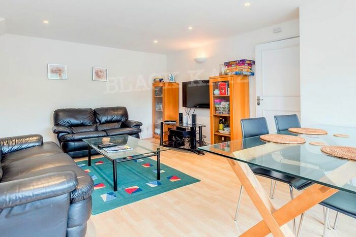 3 Bedroom Maisonette To Rent In Abbots Gardens, London N2