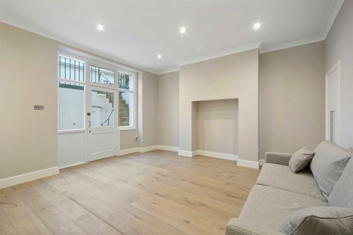 2 Bedroom Flat To Rent In Kensington Gardens Square, Bayswater, W2