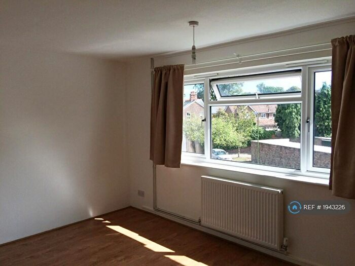 2 Bedroom Flat To Rent In Hardy Close, Horsham, RH12