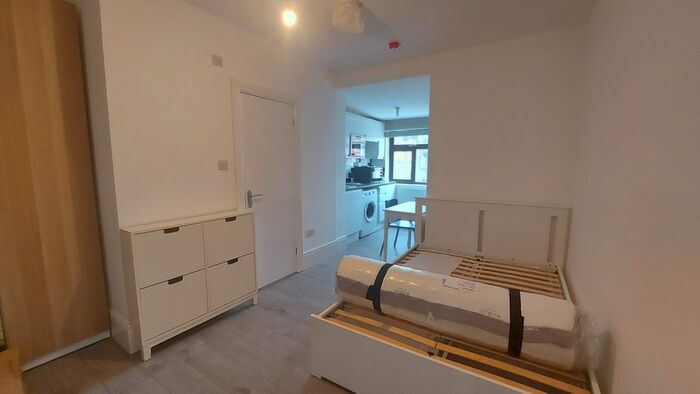 Studio To Rent In Cheapside, North Circular Road, London, N13