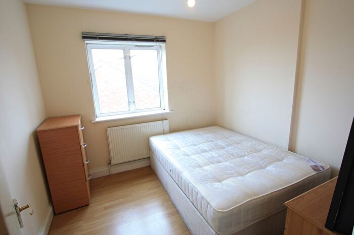 3 Bedroom Maisonette To Rent In Lewisham Way, London, SE14