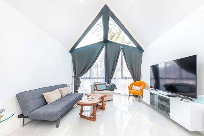 4 Bedroom House To Rent In Shanti Close, Enfield, EN2