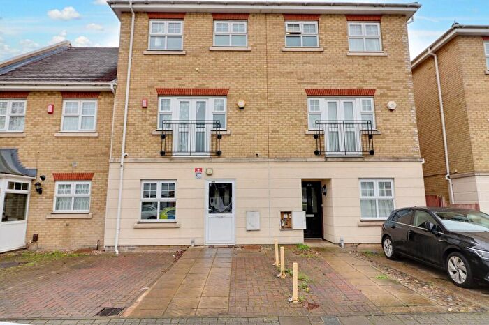 5 Bedroom Town House To Rent In De Havilland Road, Edgware, HA8