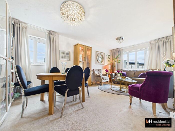2 Bedroom Flat For Sale In Kensington Way, Borehamwood, WD6