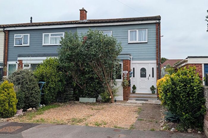 3 Bedroom End Of Terrace House For Sale In Lancaster Close, Lee On The Solent. Guide Price £, - £, ., PO13