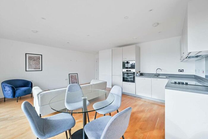 2 Bedroom Flat To Rent In Golding Lodge, Woolwich, London, SE18