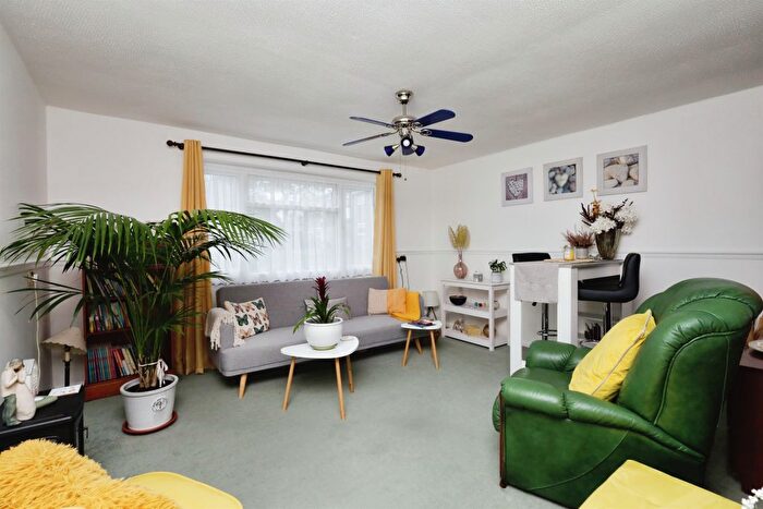 1 Bedroom Flat For Sale In Gemma Close, Hailsham, BN27
