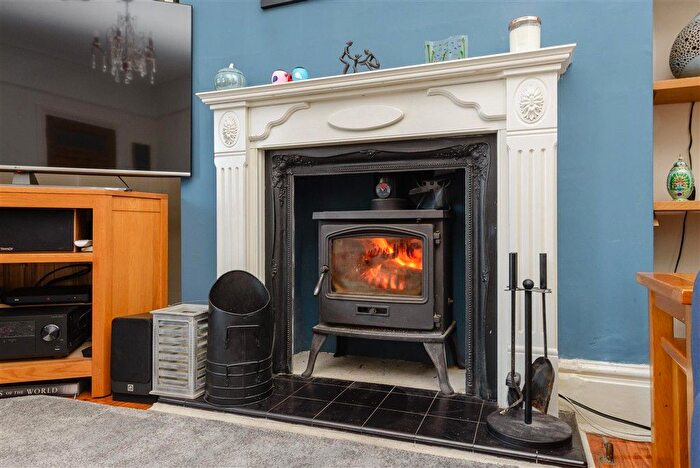 4 Bedroom Semi-detached House For Sale In The Brent, Dartford, Kent, DA1