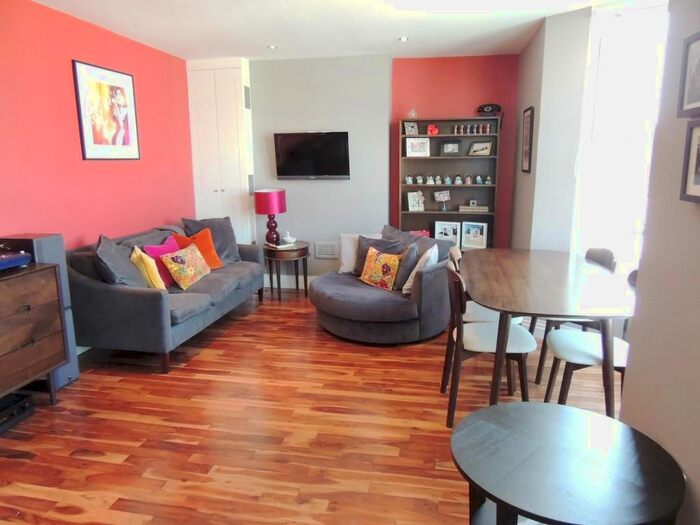 2 Bedroom Flat To Rent In Friern Road, East Dulwich, London, SE22