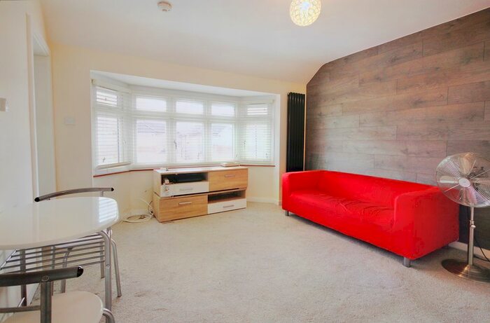 1 Bedroom Flat To Rent In Browning Way, Heston, TW5
