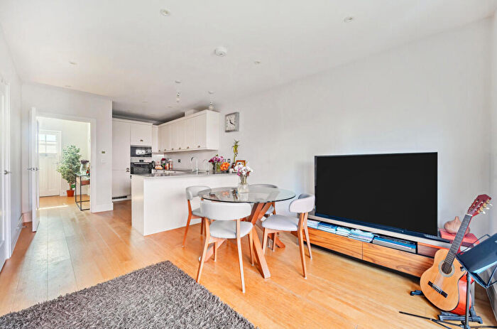 4 Bedroom Semi-Detached House For Sale In Longwater Avenue, Reading, Berkshire, RG2