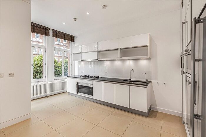3 Bedroom Flat To Rent In Egerton Gardens, London, SW3
