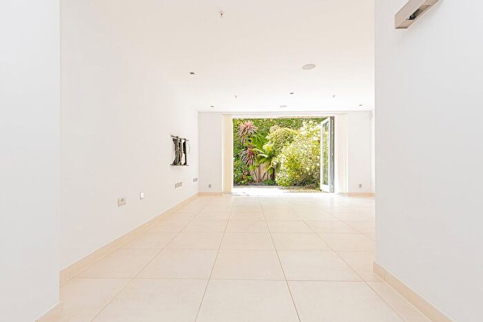 3 Bedroom Town House To Rent In Willow Walk, London, N1