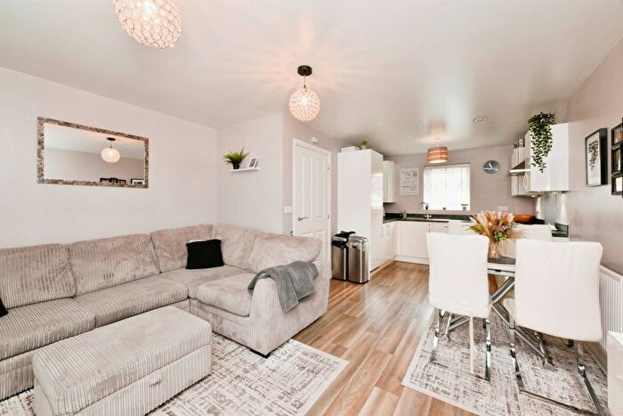 2 Bedroom Flat For Sale In Fieldfare Way, Harlow, CM17