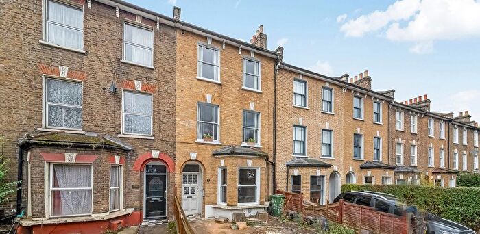 2 Bedroom Flat To Rent In Lausanne Road, Peckham, London, SE15