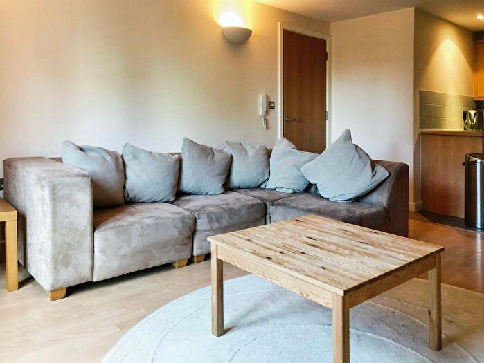 2 Bedroom Flat To Rent In City Walk, Leeds, West Yorkshire, LS11