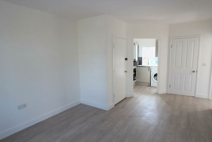 1 Bedroom Flat To Rent In London Road, Reading, RG6