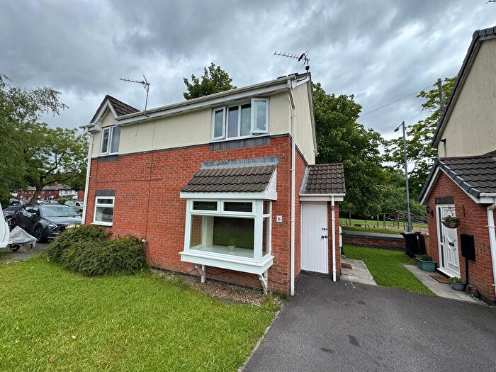 2 Bedroom Maisonette To Rent In Stanford Close, Radcliffe, Manchester, M26