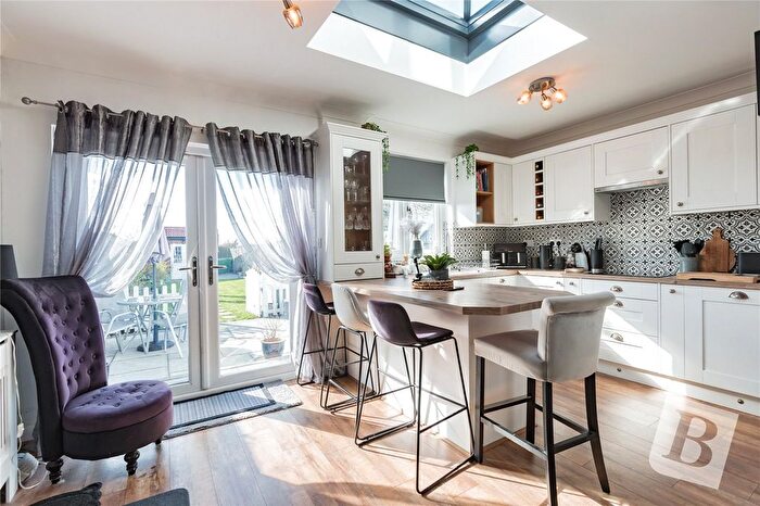 3 Bedroom Terraced House For Sale In Sunnings Lane, Upminster, RM14