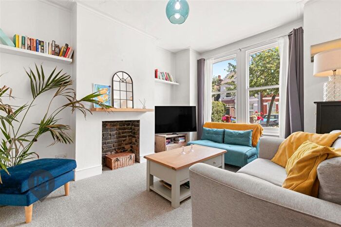 2 Bedroom Flat For Sale In Astonville Street, London, SW18