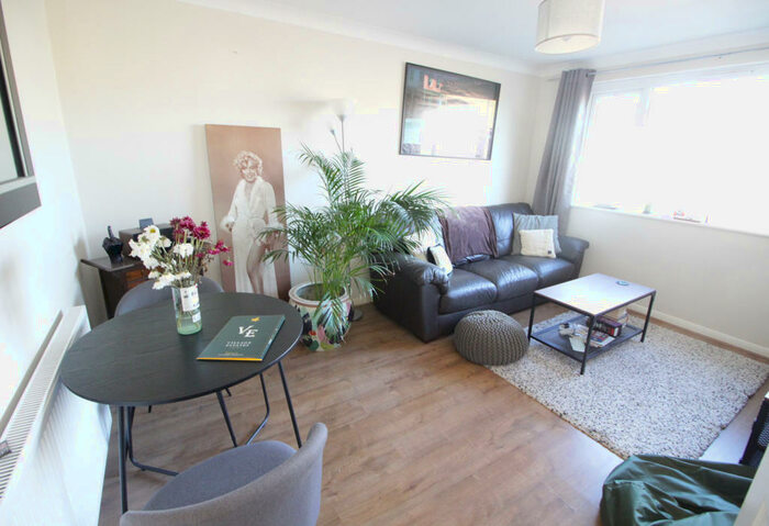 2 Bedroom Maisonette To Rent In Basing Drive, Bexley, Kent, DA5