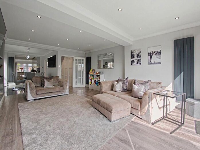 4 Bedroom Semi Detached House For Sale In Plumberow Avenue, Hockley, SS5