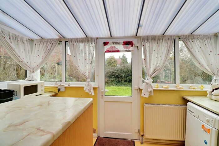 2 Bedroom Chalet For Sale In Richmond Avenue, South Benfleet, SS7