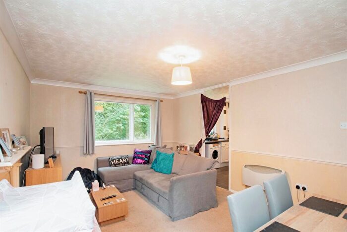2 Bedroom Flat For Sale In Valley Green, Hemel Hempstead, HP2