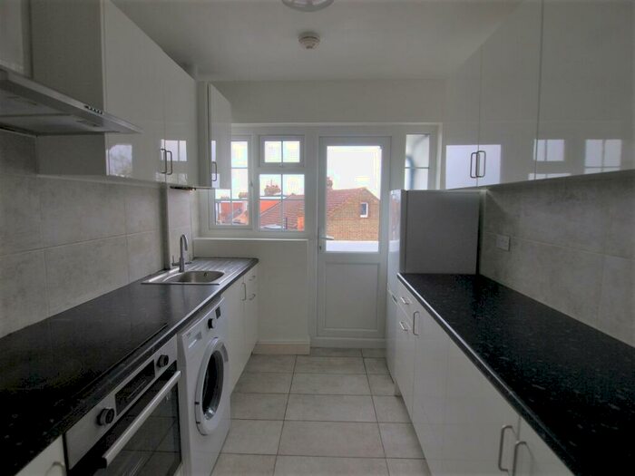 3 Bedroom Flat To Rent In Crestbrook Place, Winchmore Hill, N13