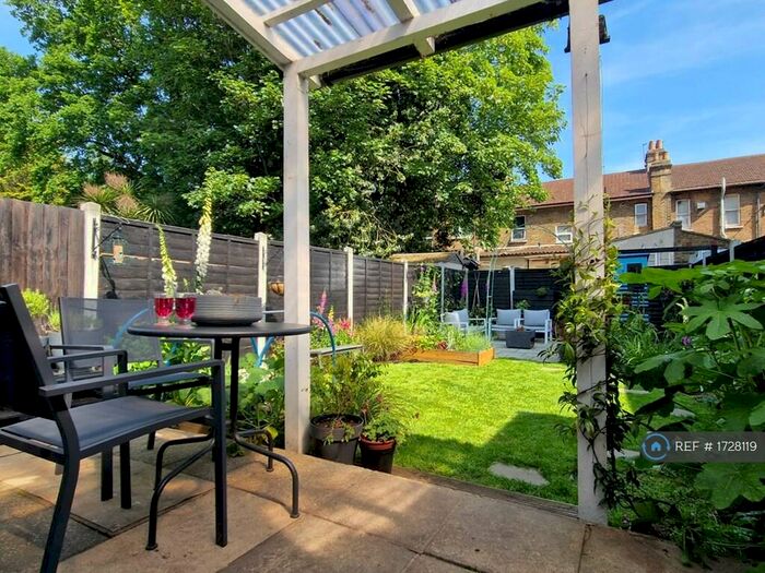 2 Bedroom Flat To Rent In De Vere Gardens, Ilford, IG1