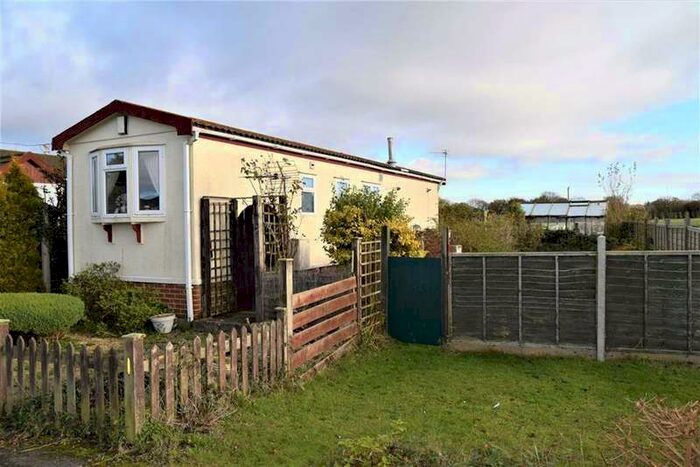 2 Bedroom Park Home Mobile Home For Sale In East Hill Road, TN15