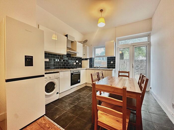 2 Bedroom Flat To Rent In South Lambeth Road, Vauxhall, London, SW8
