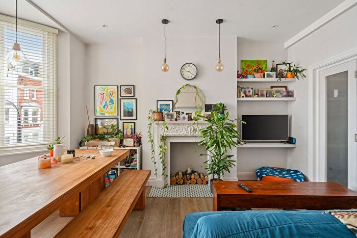 2 Bedroom Flat For Sale In Waldemar Avenue, London, SW6