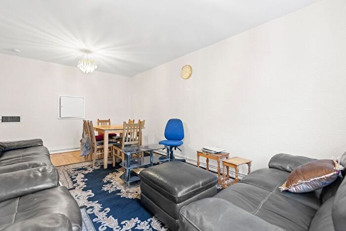 3 Bedroom Flat To Rent In Dunsterville Way, Borough, SE1
