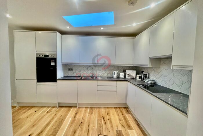 2 Bedroom Flat To Rent In Askew Road, London, W12