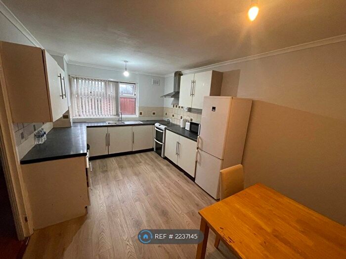 3 Bedroom Terraced House To Rent In Maple Close, Salford, M6