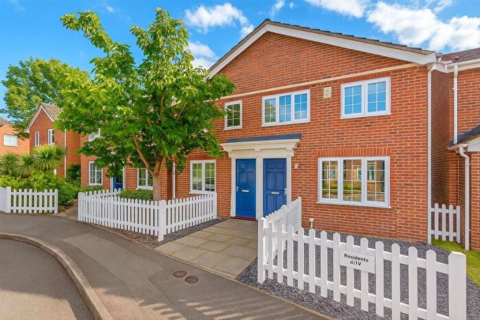 3 Bedroom Terraced House To Rent In Rosslyn Park, Weybridge, KT13