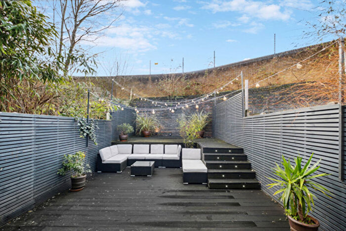 2 Bedroom Flat For Sale In Dorothy Road, London, SW11