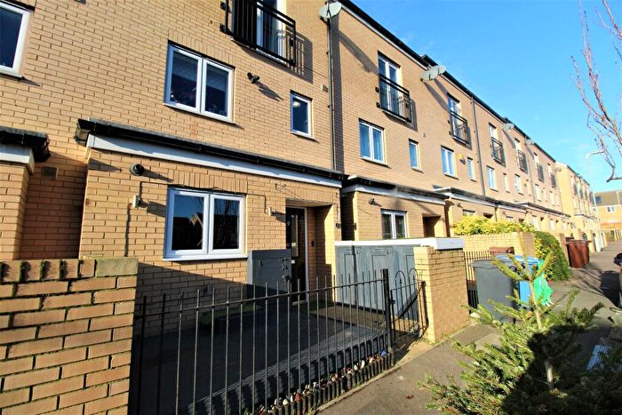 4 Bedroom Terraced House To Rent In Fox Field Close, Grays, RM20