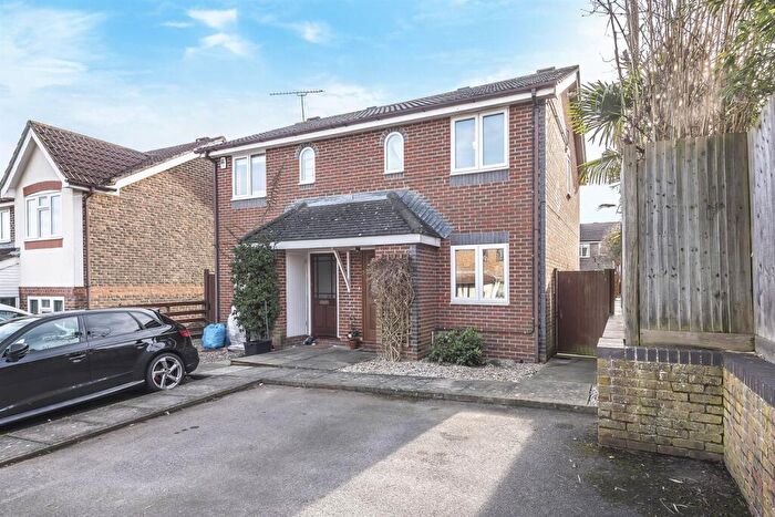 2 Bedroom Semi Detached House To Rent In Stephen Close, Twyford, RG10