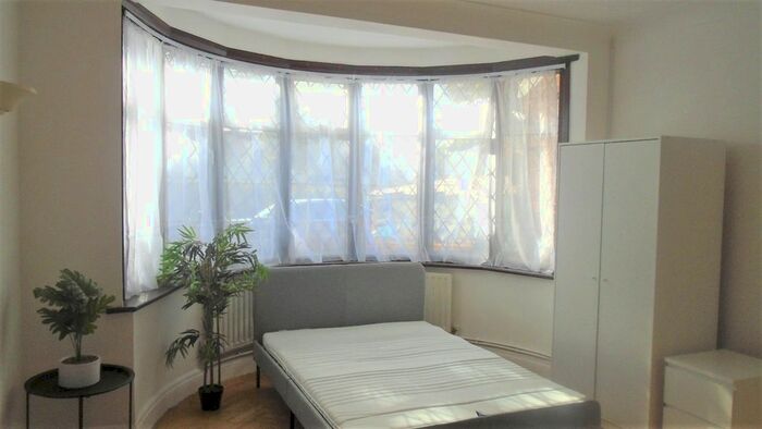 Studio To Rent In Great West Road, Hounslow, TW5