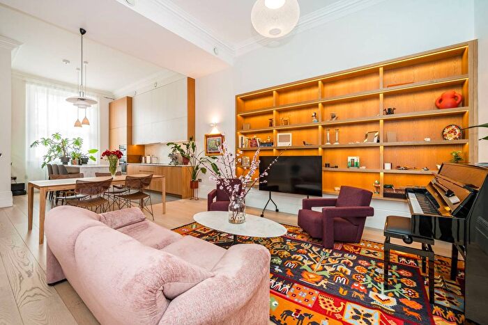 3 Bedroom Maisonette For Sale In Warwick Square, Pimlico, London, SW1V