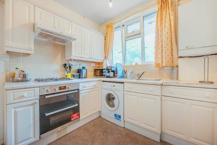 2 Bedroom Flat To Rent In Hallfield Estate, London, W2