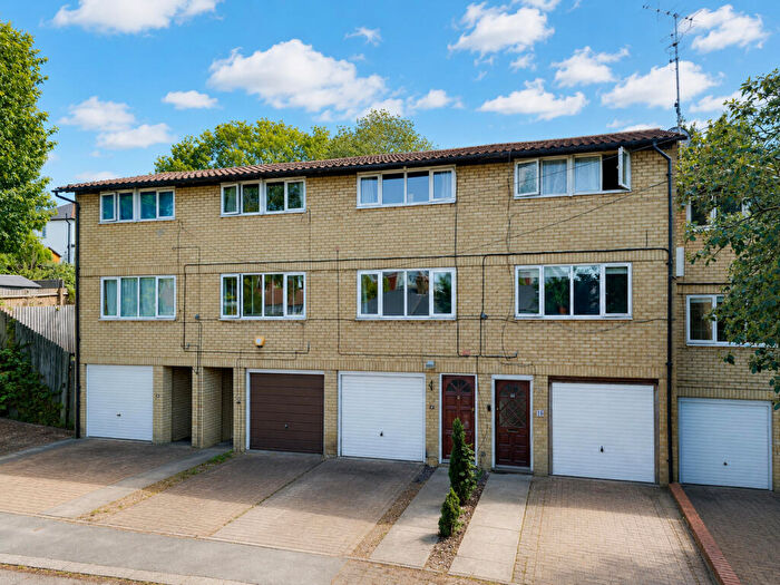 2 Bedroom Town House For Sale In Simmonds Rise, Hemel Hempstead, Hertfordshire, HP3