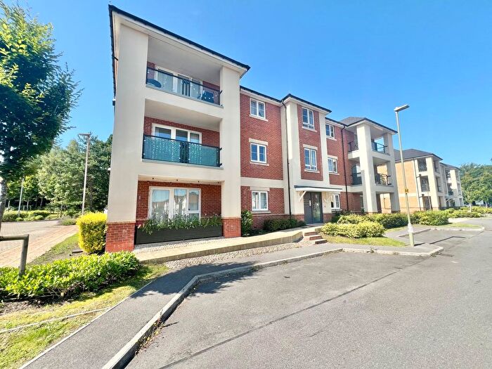 2 Bedroom Flat For Sale In Hurst Avenue, Blackwater, Camberley, GU17
