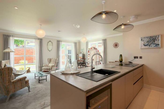 2 Bedroom Maisonette To Rent In Chandos Avenue, N14